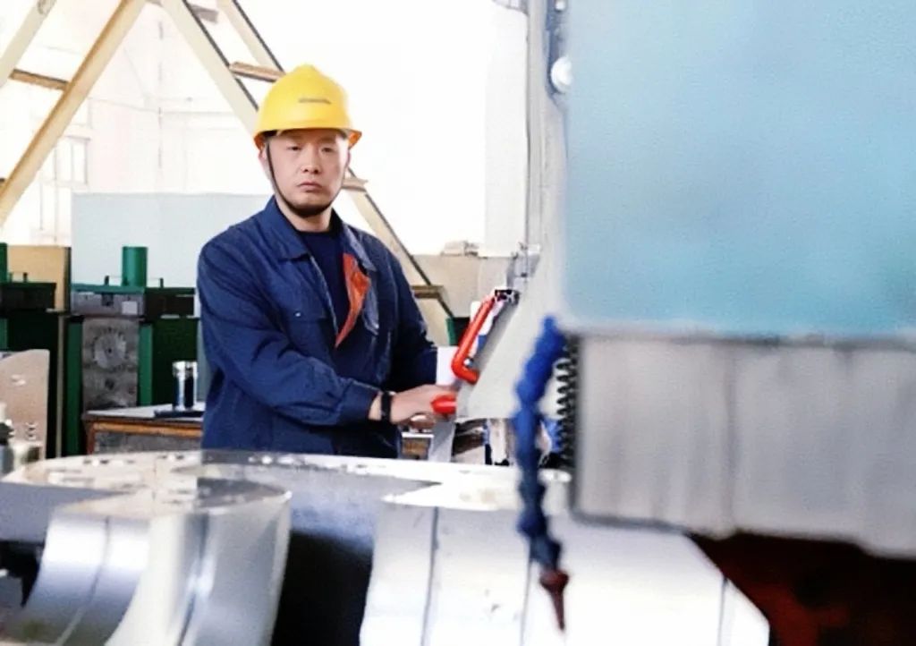 匠心铸就“陕鼓精度”——一位龙门铣工匠的成长印记